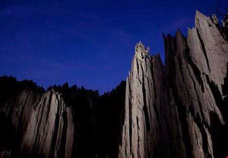 شهری در غرب ماداگاسکار با برج‌های سنگ آهکی سربه فلک کشیده