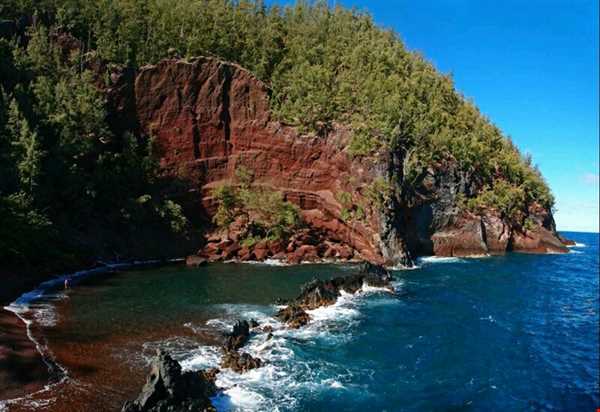 ساحلی بی نظیر با شن‌های قرمز در هاوایی