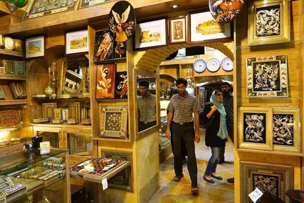 بازار وکیل شیراز یکی از مشهورترین بازارهای سنتی و تاریخی ایران است.