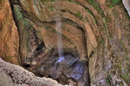 غار عجیبی که با ذوب برف به آبشار تبدیل می‌شود