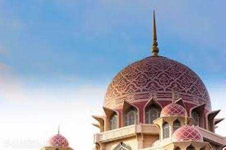 مسجدی با گنبد صورتی