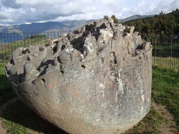 سنگ عجیب و غریب باستانی