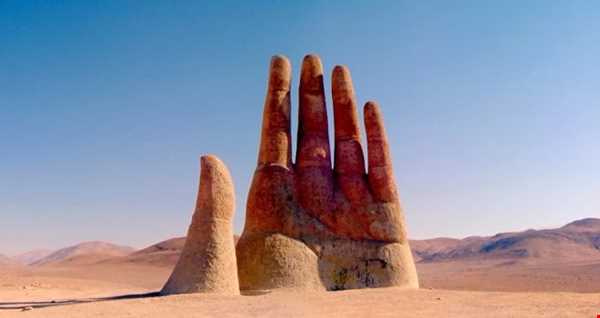 سفری به شیلی برای ملاقات با مجسمه دست بیابان
