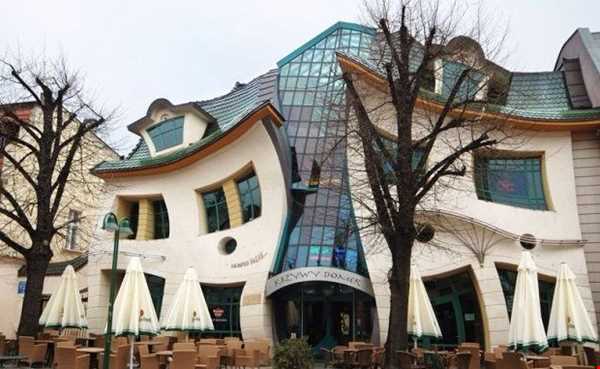 خانه ای کج و کوله در لهستان