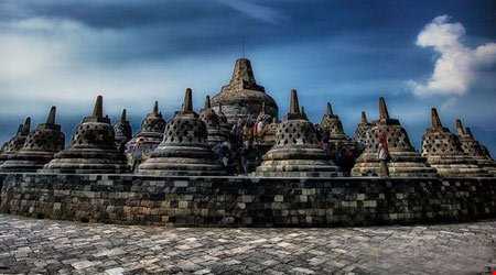 جایگاه مقدس مجسمه‌های باستانی کشور اندونزی