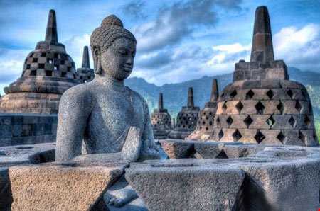 جایگاه مقدس مجسمه‌های باستانی کشور اندونزی