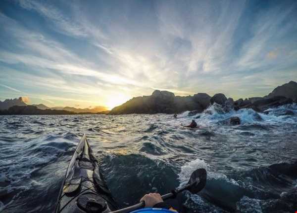 کایاک سواری در آب‌های نروژ