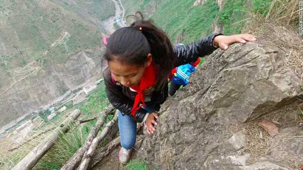کودکان چینی که برای رفتن به مدرسه از نردبانی ۸۰۰ متری بالا می‌روند