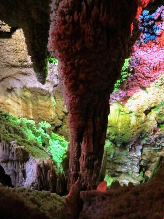 غار !##! چال نخجیر !##! دلیجان ؛ مجموعه ای زیبا از سنگ‌‌های مرجانی چند میلیون ساله