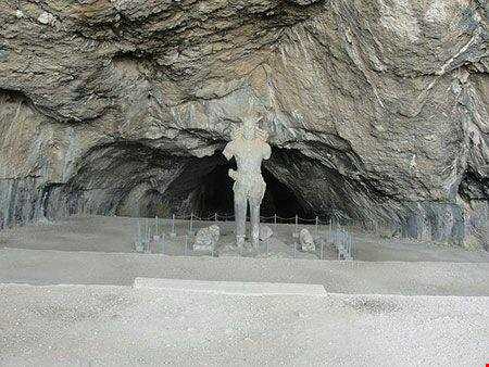 غار شاپور و نگهبانش