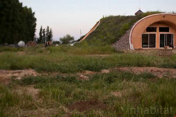 خانه ای با سقف چمنی در کالیفرنیا