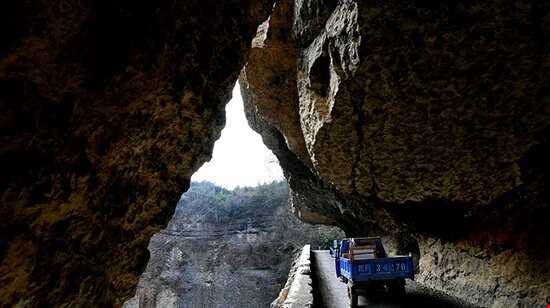 جاده‌ای در دل کوه که با دستان روستانشینان ساخته شد