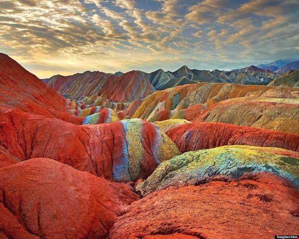 کوه‌های دیدنی و رنگارنگ چین