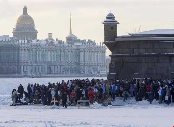 مراسم عجیب حمام وسط یخ‌ها در روسیه