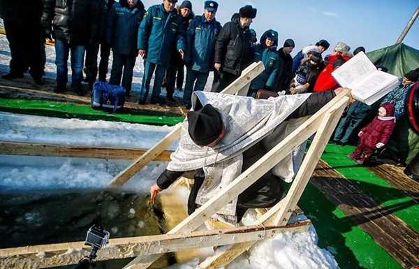 مراسم عجیب حمام وسط یخ‌ها در روسیه