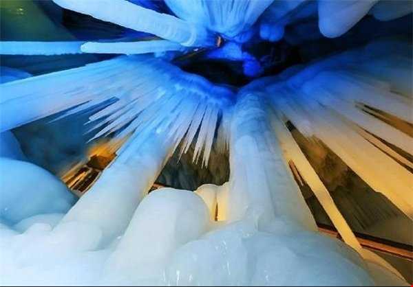 زیباترین غار یخی جهان