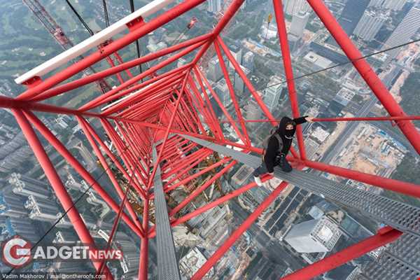 ماجراجویی‌های خطرناک عکاسان روسی بر فراز بلندترین برج‌های جهان