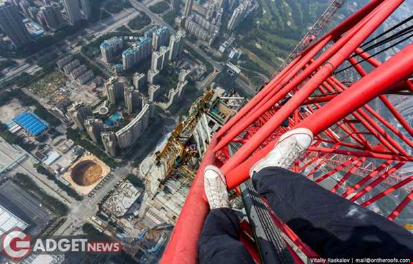 ماجراجویی‌های خطرناک عکاسان روسی بر فراز بلندترین برج‌های جهان