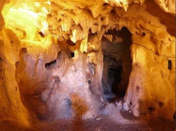 غار موزه کارائین