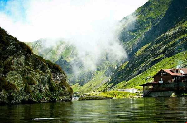 دریاچه ای زیبا در رومانی