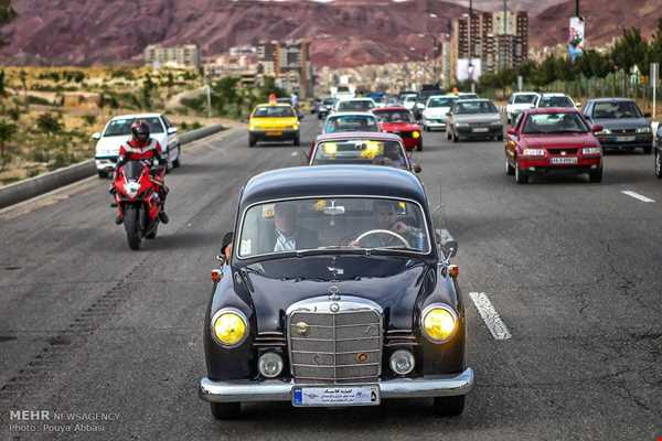 دومین نمایشگاه رژه خودروهای کلاسیک در تبریز