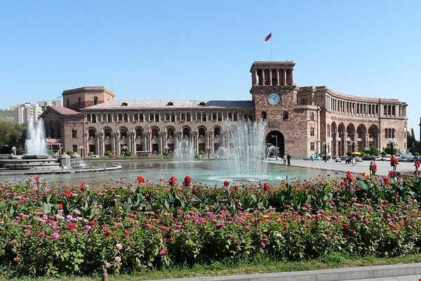 معرفی جاذبه‌های ارمنستان / میدان هراپاراگ