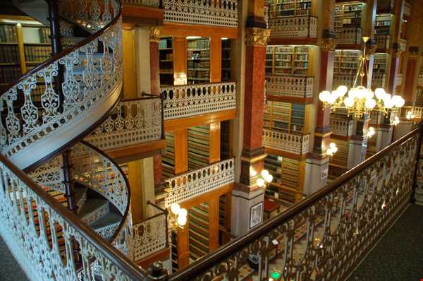 کتابخانه ای با بیش از 11000 نسخه  کتاب خطی