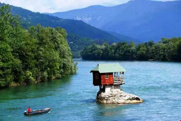 رودخانه‌ی دینا(Drina), منطقه‌ی (Bajina Basta)، صِربستان<br/>خانه ای روی آب!