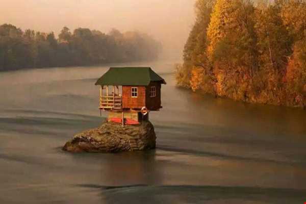 رودخانه‌ی دینا(Drina), منطقه‌ی (Bajina Basta)، صِربستان<br/>خانه ای روی آب!