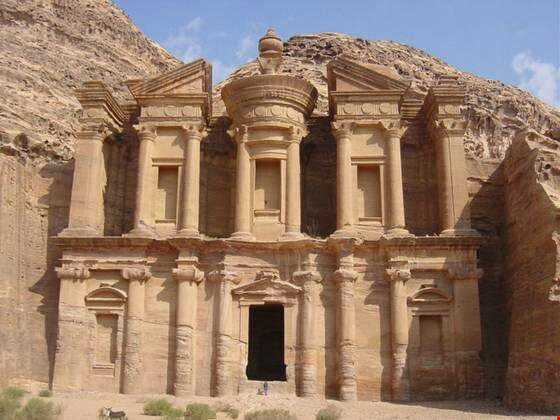 پترا به عربی ( البتراء ) شهری تاریخی در کشور پادشاهی اردن