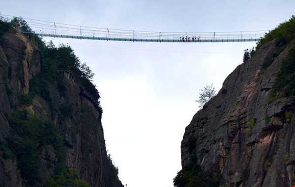 افتتاح پل معلق با عرشه شیشه ای در چین