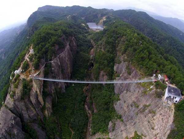 افتتاح پل معلق با عرشه شیشه ای در چین