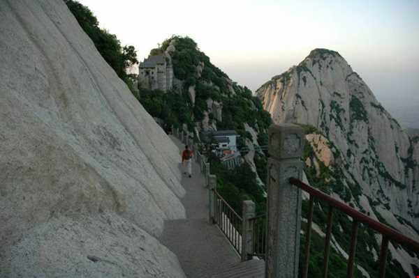 مسیر خطرناک کوهنوردی در چین