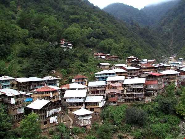 سفری جذاب به روستای چوبی در دل کوهستان
