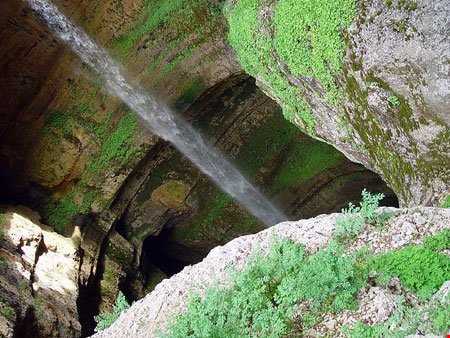 غار عجیبی که با ذوب برف به آبشار تبدیل می‌شود