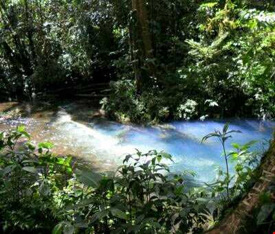رود خانه ای به رنگ فیروزه ای در کاستاریکا