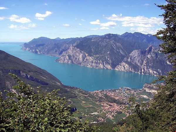 بزرگ‌ترین دریاچه ایتالیا