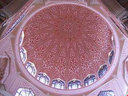 مسجدی با گنبد صورتی