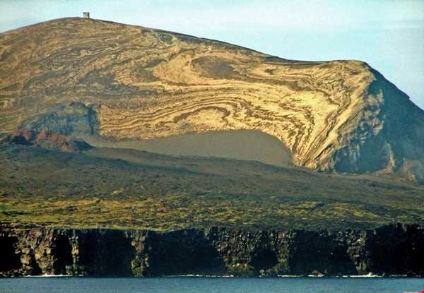 جزیره آتشفشانی سرتسی
