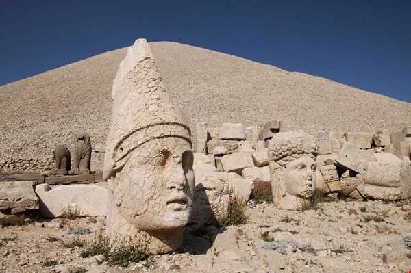 مجسمه‌های باستانی کوه نمرود