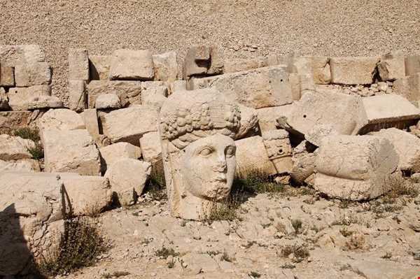 مجسمه‌های باستانی کوه نمرود