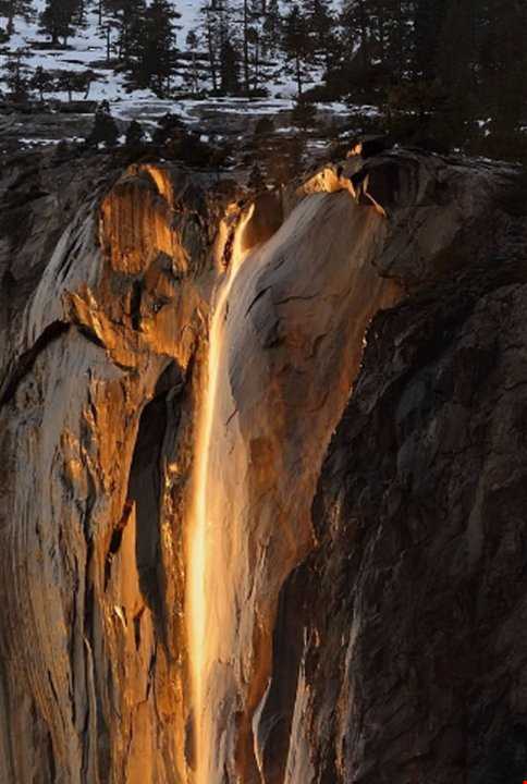 چرا این آبشار آتشین است ؟