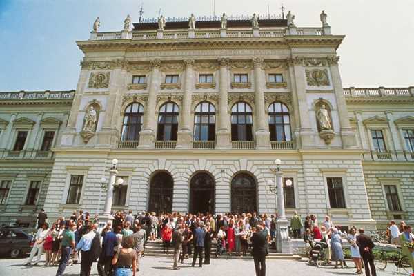 شرایط تحصیل در اتریش | بررسی شرایط اخذ پذیرش دانشگاه‌های این کشور