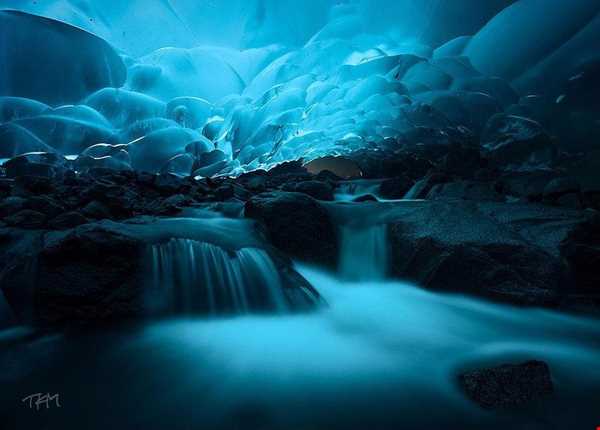 غارهای یخی مندنهال با درخت‌های باستانی