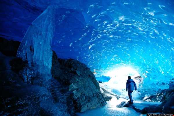 غارهای یخی مندنهال با درخت‌های باستانی