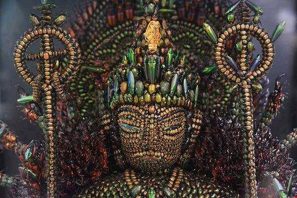 مجسمه عجیب بودا ساخته شده از هزاران سوسک