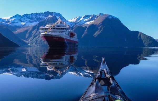 کایاک سواری در آب‌های نروژ