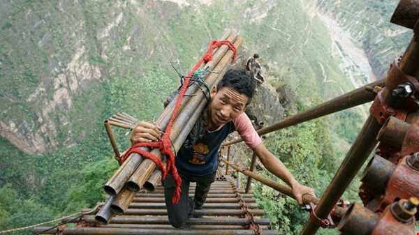 کودکان چینی که برای رفتن به مدرسه از نردبانی ۸۰۰ متری بالا می‌روند
