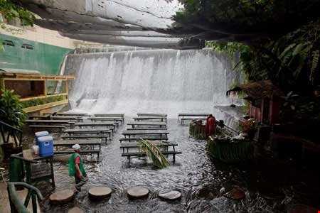 رستوران فلیپینی کنار آبشاری زیبا