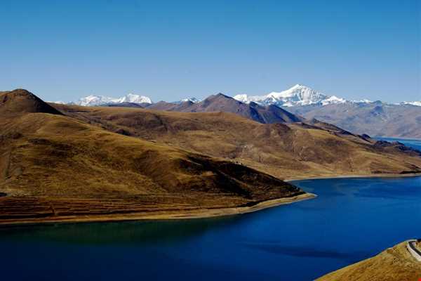 یام دراک یکی از دریاچه‌های مقدس تبت
